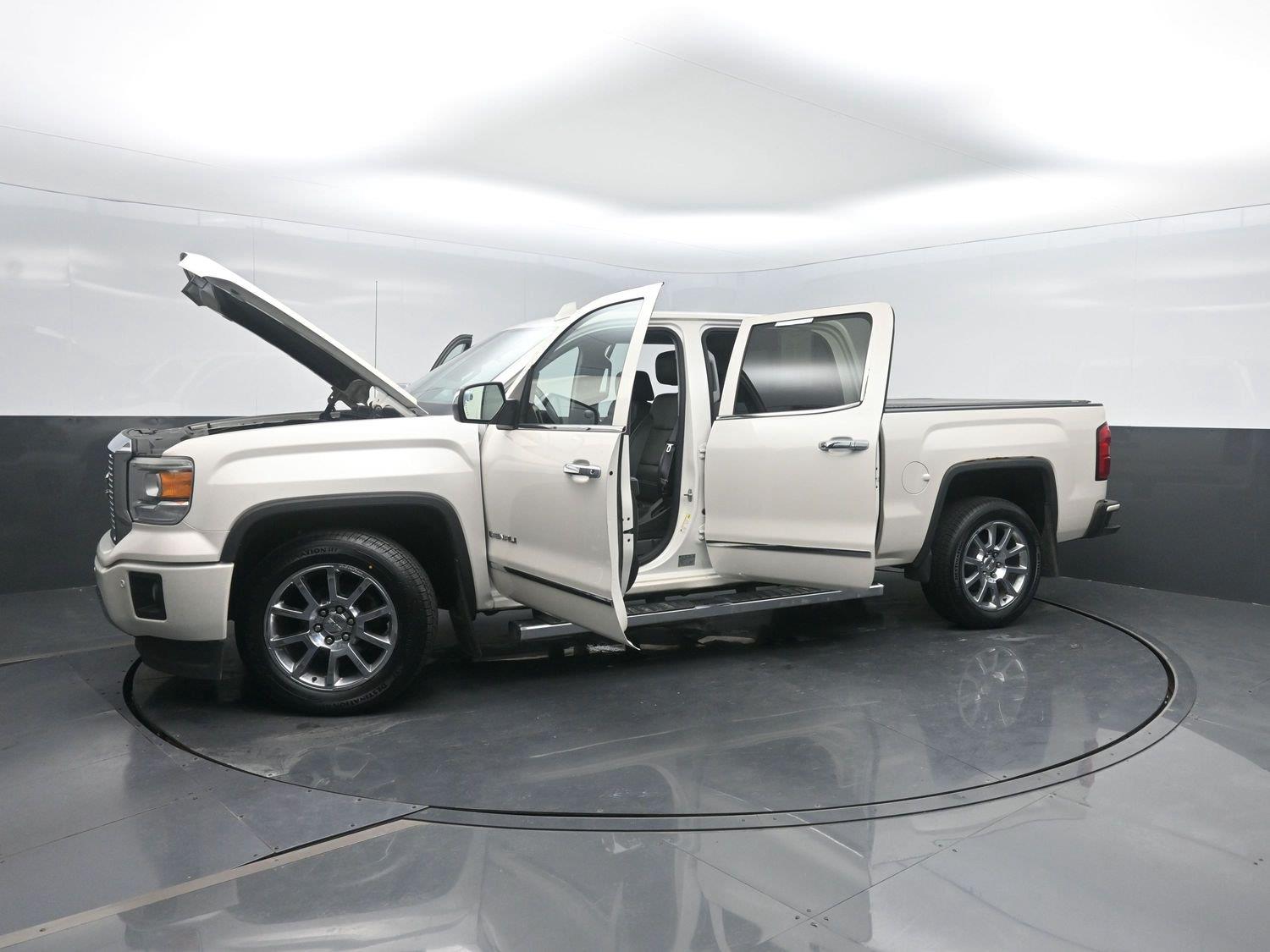 Used 2015 White Diamond Tricoat GMC Denali image 49
