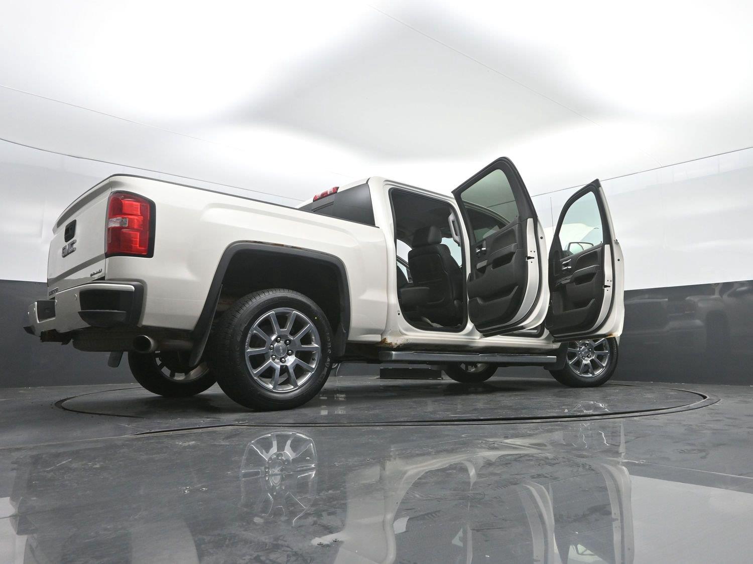 Used 2015 White Diamond Tricoat GMC Denali image 50