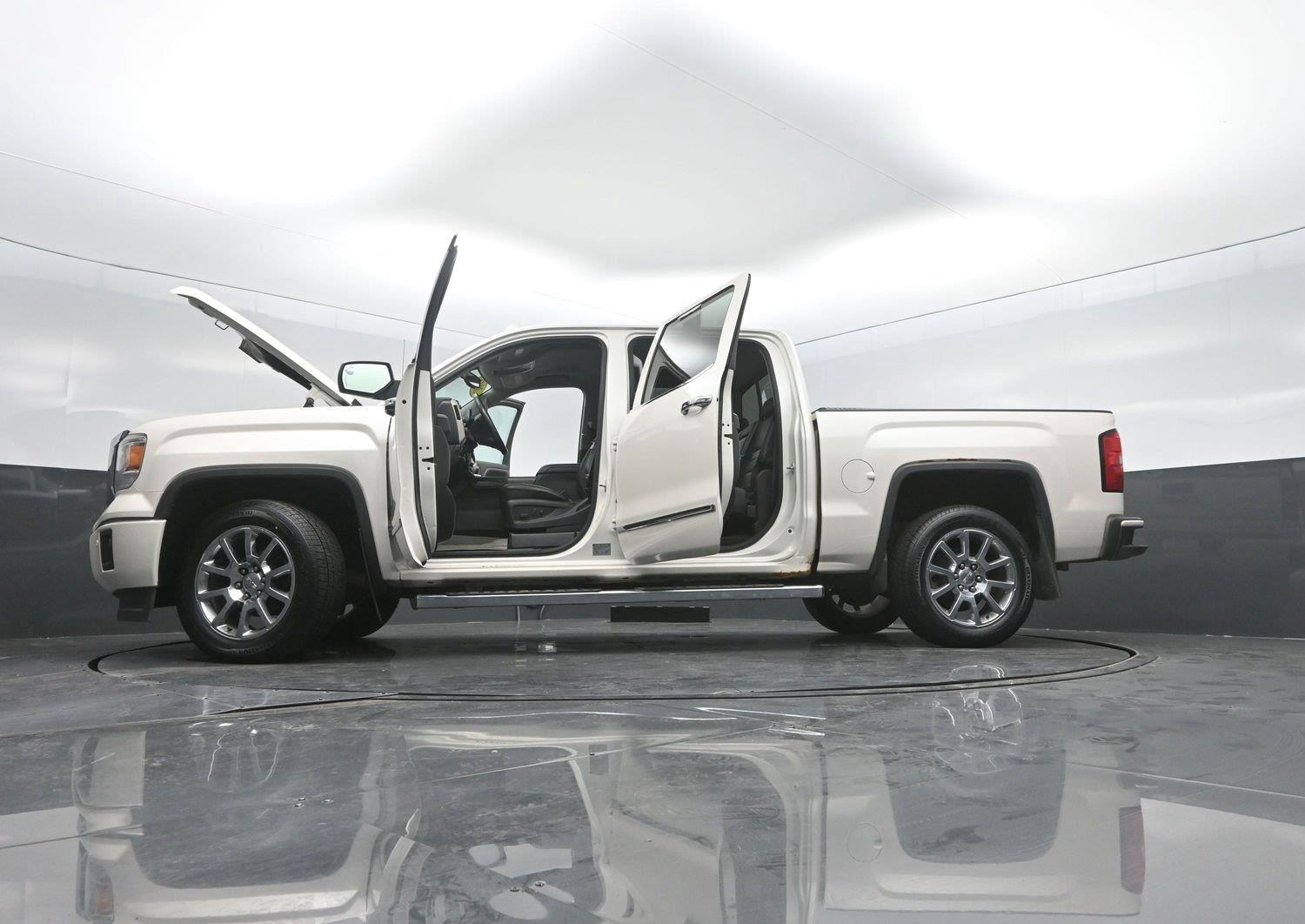 Used 2015 White Diamond Tricoat GMC Denali image 51