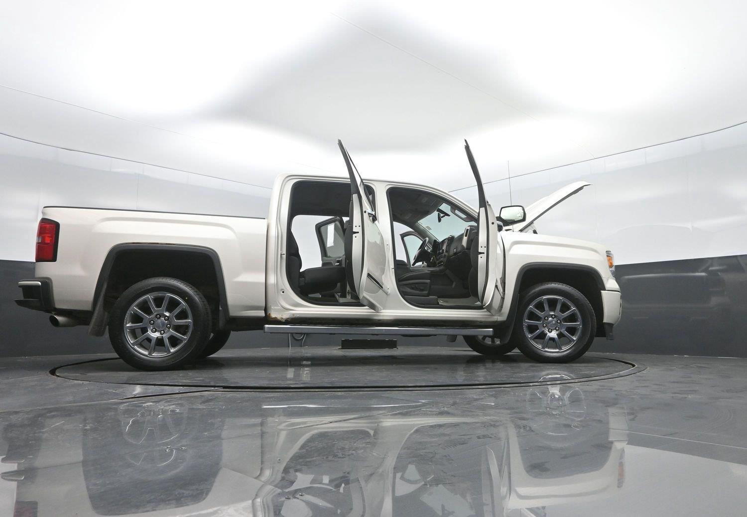 Used 2015 White Diamond Tricoat GMC Denali image 52