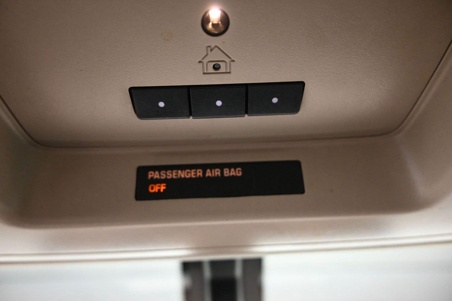 Used 2014 White Diamond Tricoat Chevrolet High Country image 33