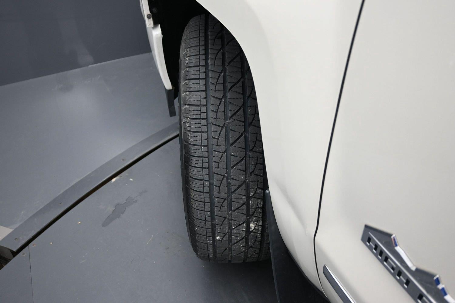 Used 2014 White Diamond Tricoat Chevrolet High Country image 5