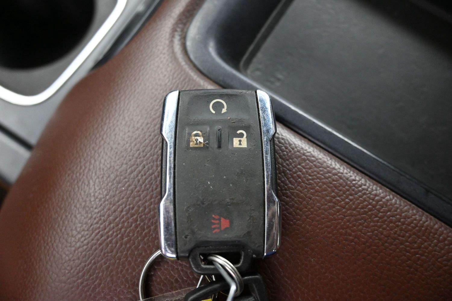 Used 2014 White Diamond Tricoat Chevrolet High Country image 22