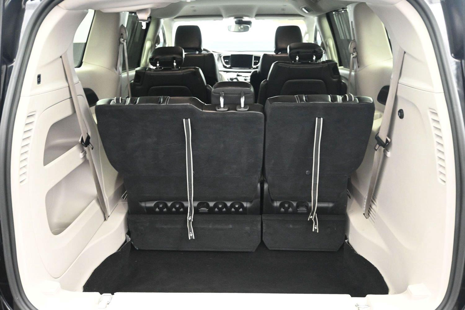 Used 2023 Brilliant Black Crystal Pearlcoat Chrysler Touring L image 14