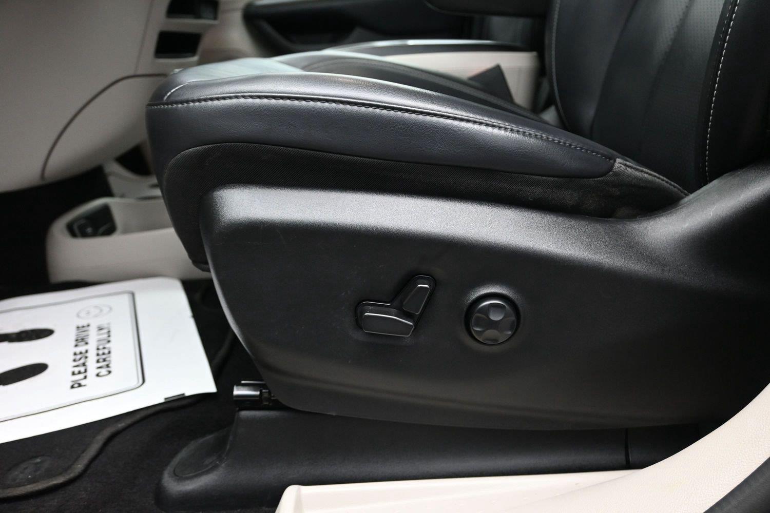 Used 2023 Brilliant Black Crystal Pearlcoat Chrysler Touring L image 18
