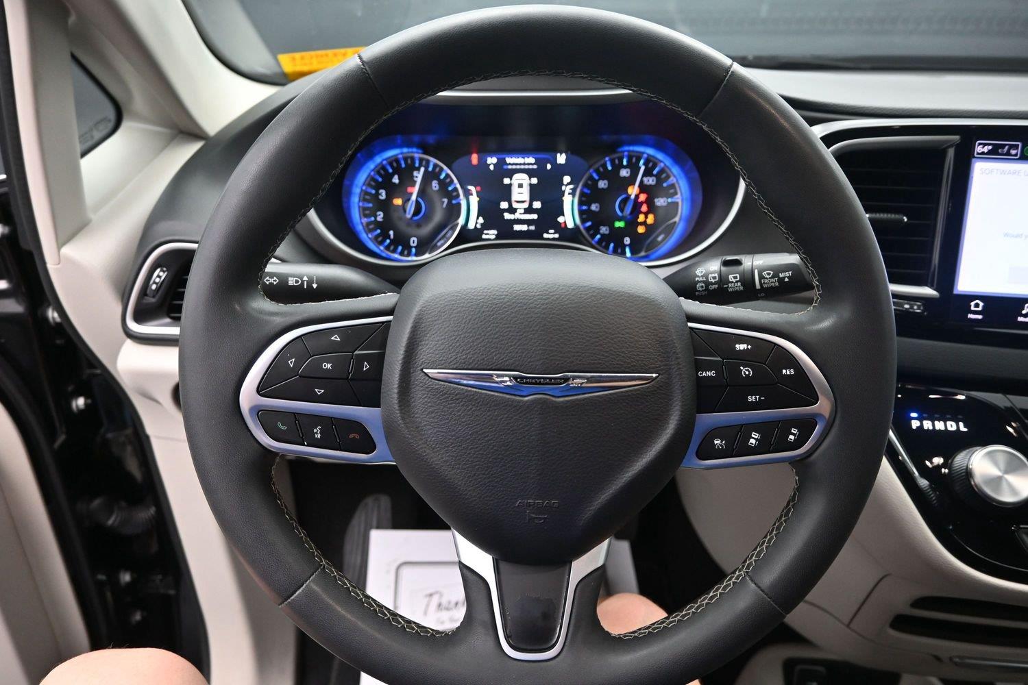 Used 2023 Brilliant Black Crystal Pearlcoat Chrysler Touring L image 19
