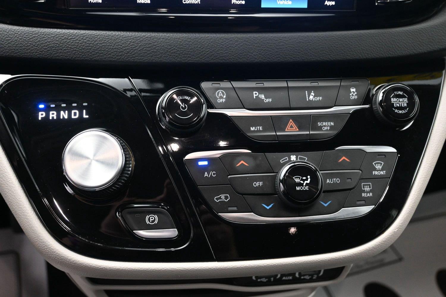 Used 2023 Brilliant Black Crystal Pearlcoat Chrysler Touring L image 26