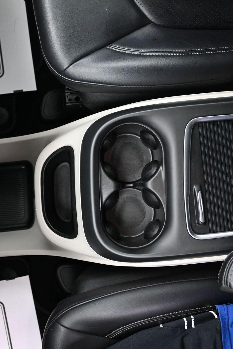 Used 2023 Brilliant Black Crystal Pearlcoat Chrysler Touring L image 27