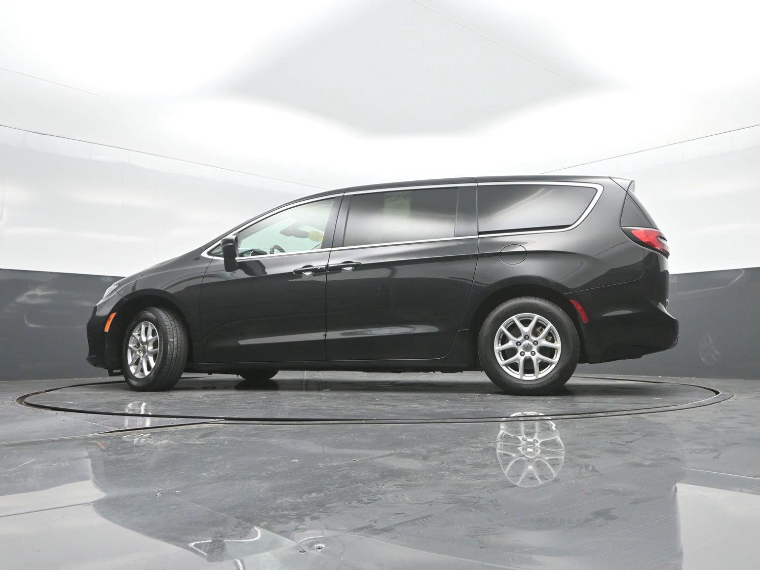 Used 2023 Brilliant Black Crystal Pearlcoat Chrysler Touring L image 30