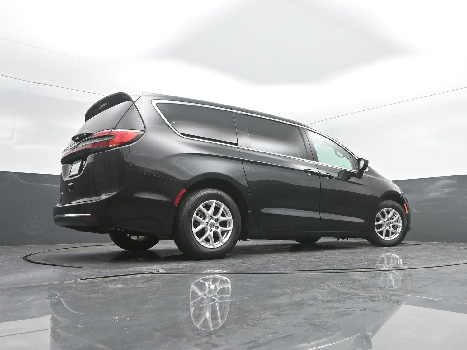 Used 2023 Brilliant Black Crystal Pearlcoat Chrysler Touring L image 31