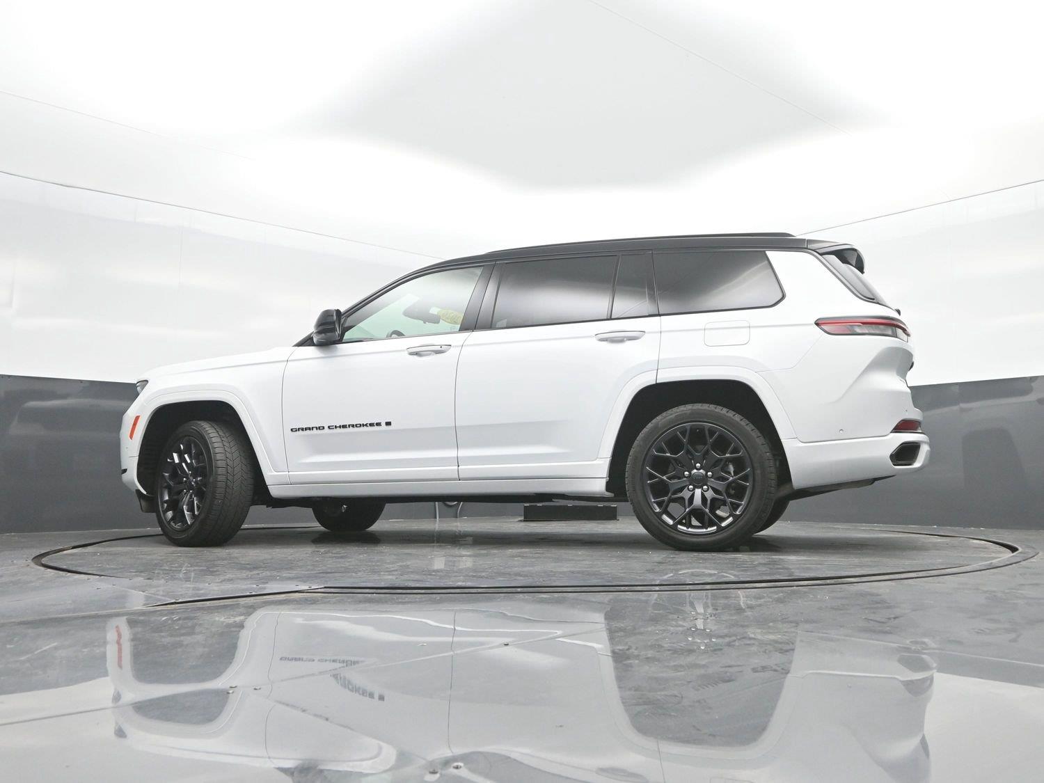 Used 2025 Bright White Clearcoat Jeep Summit Reserve image 40