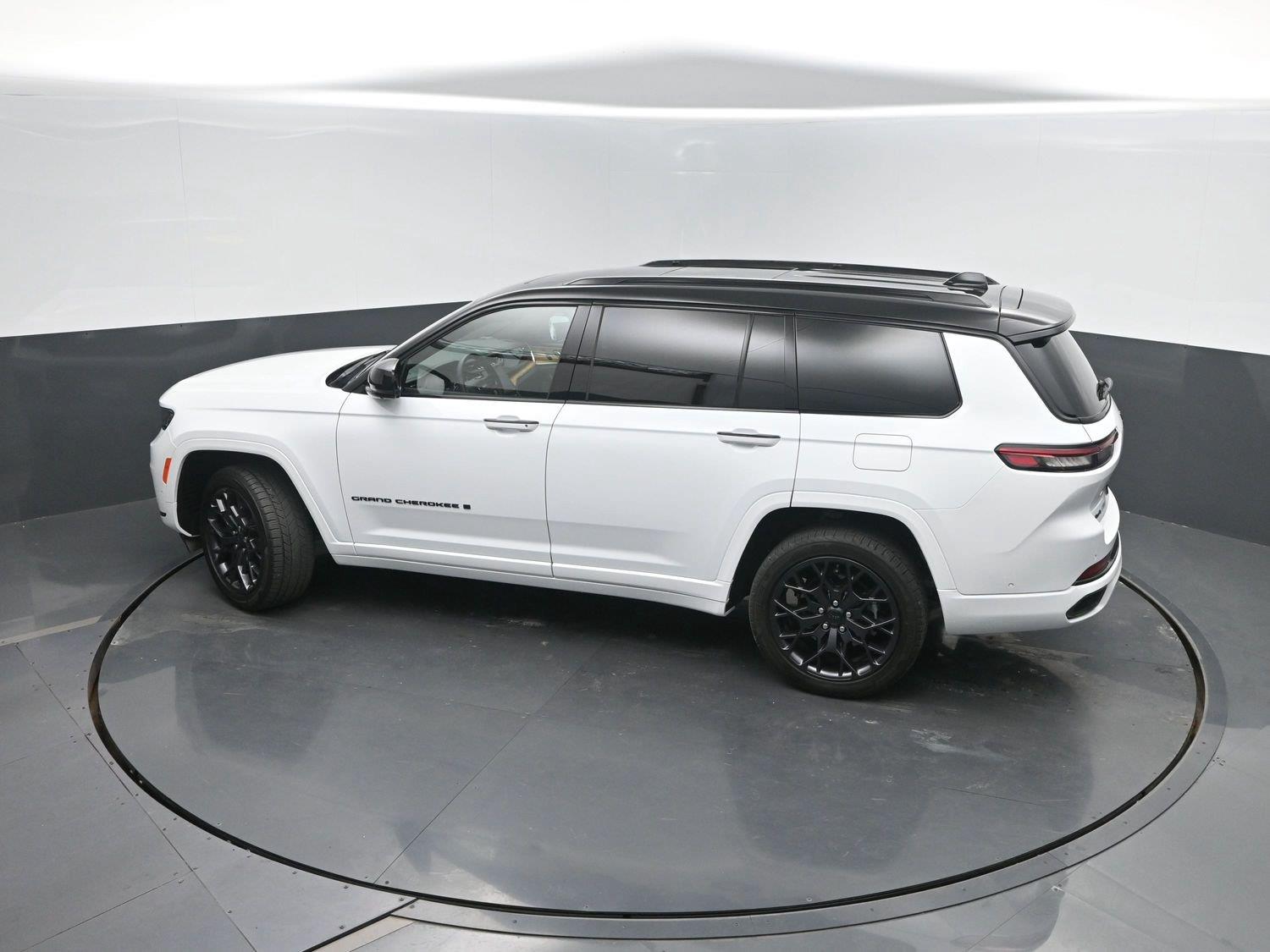 Used 2025 Bright White Clearcoat Jeep Summit Reserve image 44