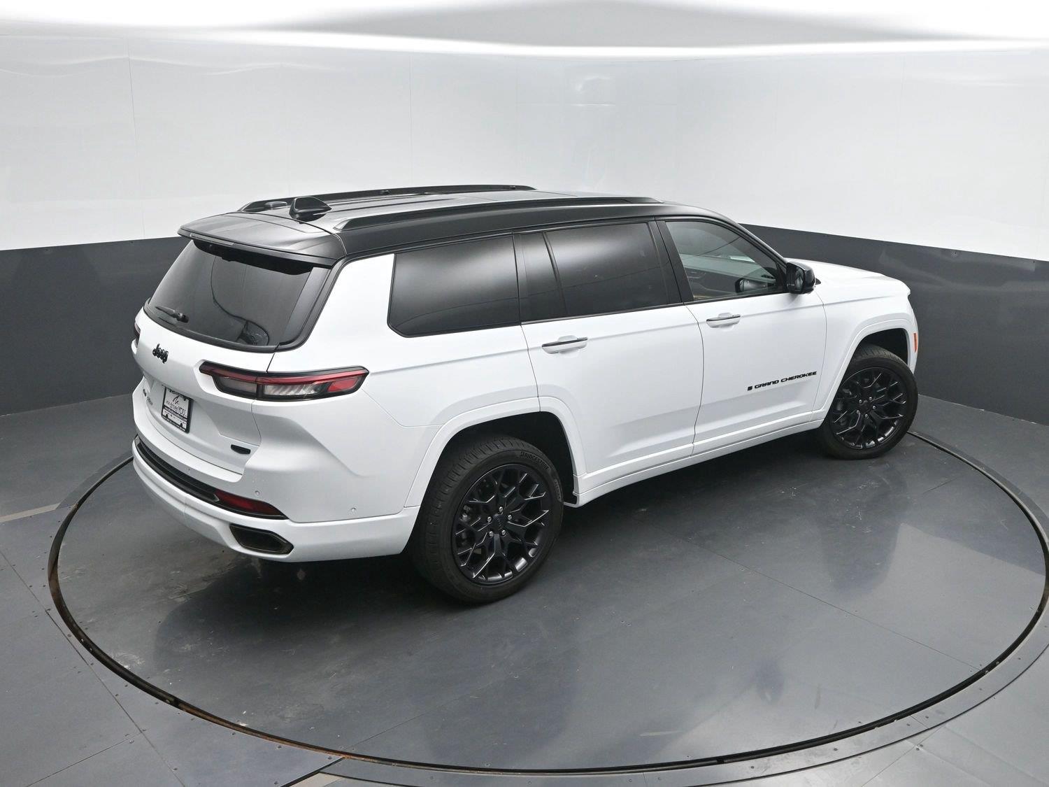 Used 2025 Bright White Clearcoat Jeep Summit Reserve image 45
