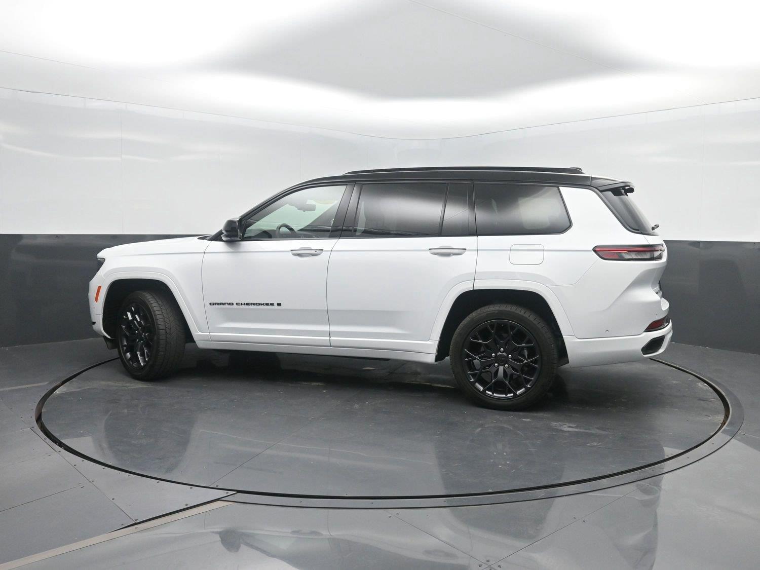 Used 2025 Bright White Clearcoat Jeep Summit Reserve image 47