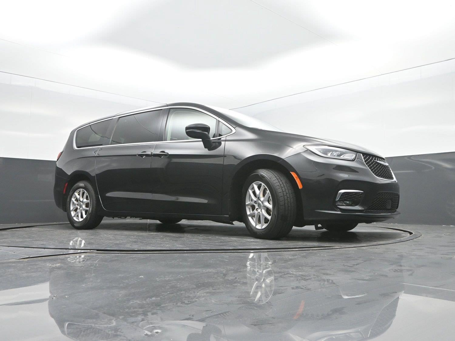 Used 2023 Brilliant Black Crystal Pearlcoat Chrysler Touring L image 32