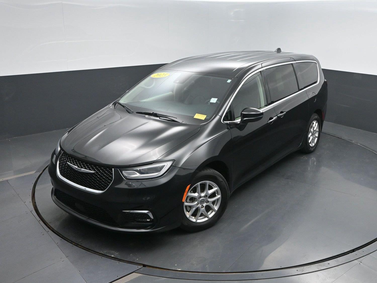 Used 2023 Brilliant Black Crystal Pearlcoat Chrysler Touring L image 33