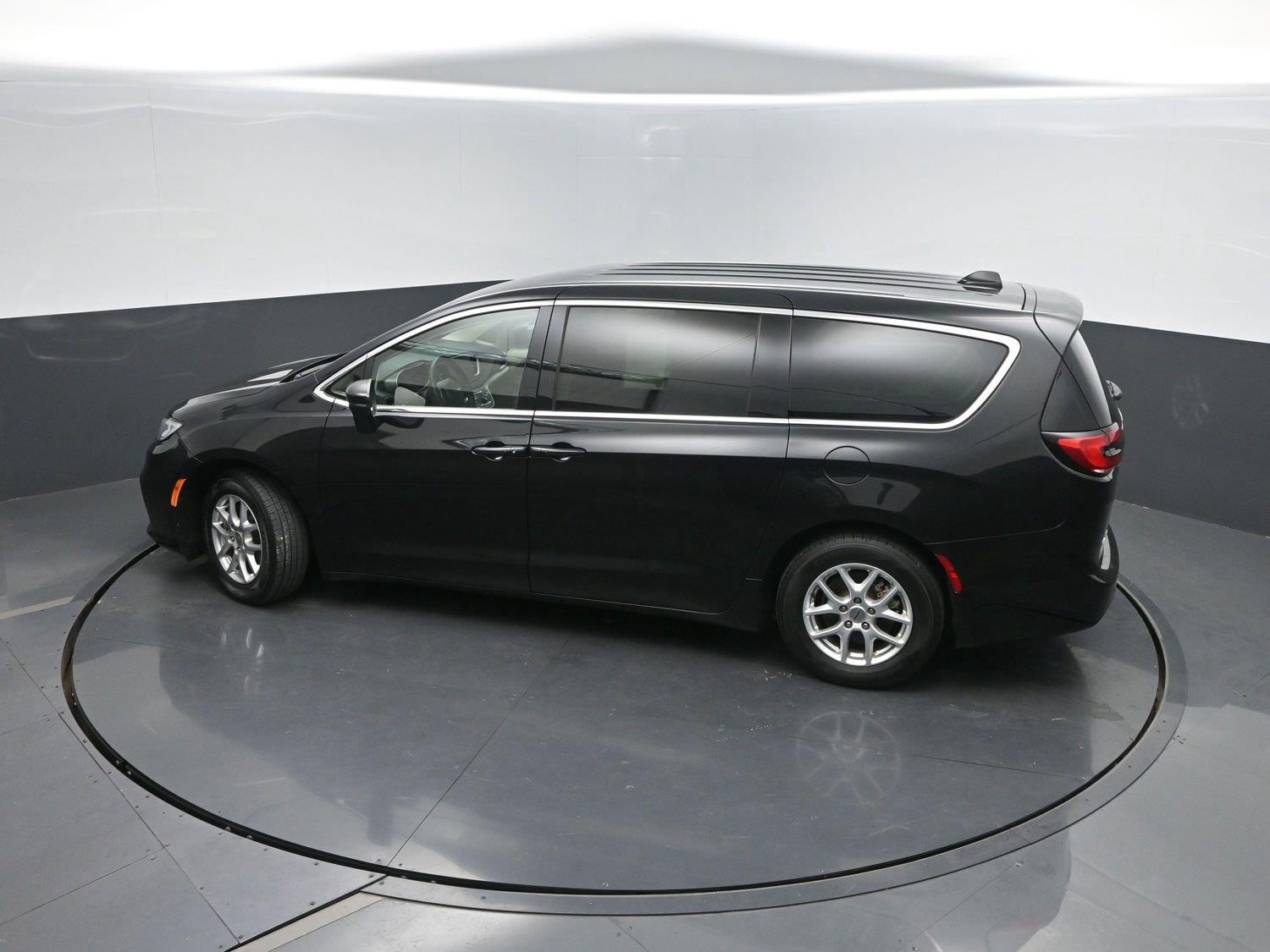 Used 2023 Brilliant Black Crystal Pearlcoat Chrysler Touring L image 34