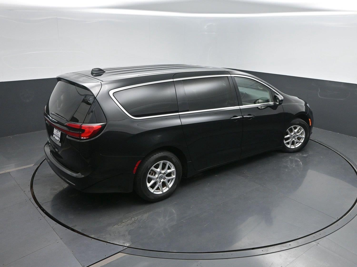 Used 2023 Brilliant Black Crystal Pearlcoat Chrysler Touring L image 35