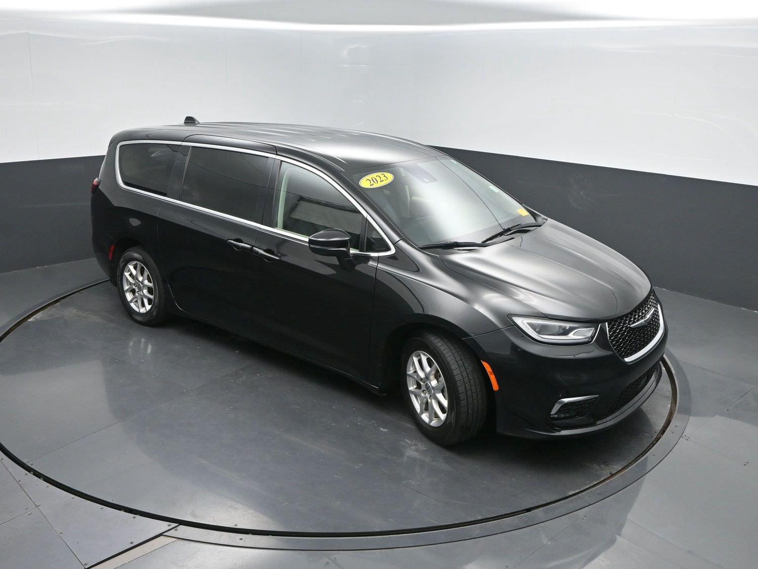 Used 2023 Brilliant Black Crystal Pearlcoat Chrysler Touring L image 36