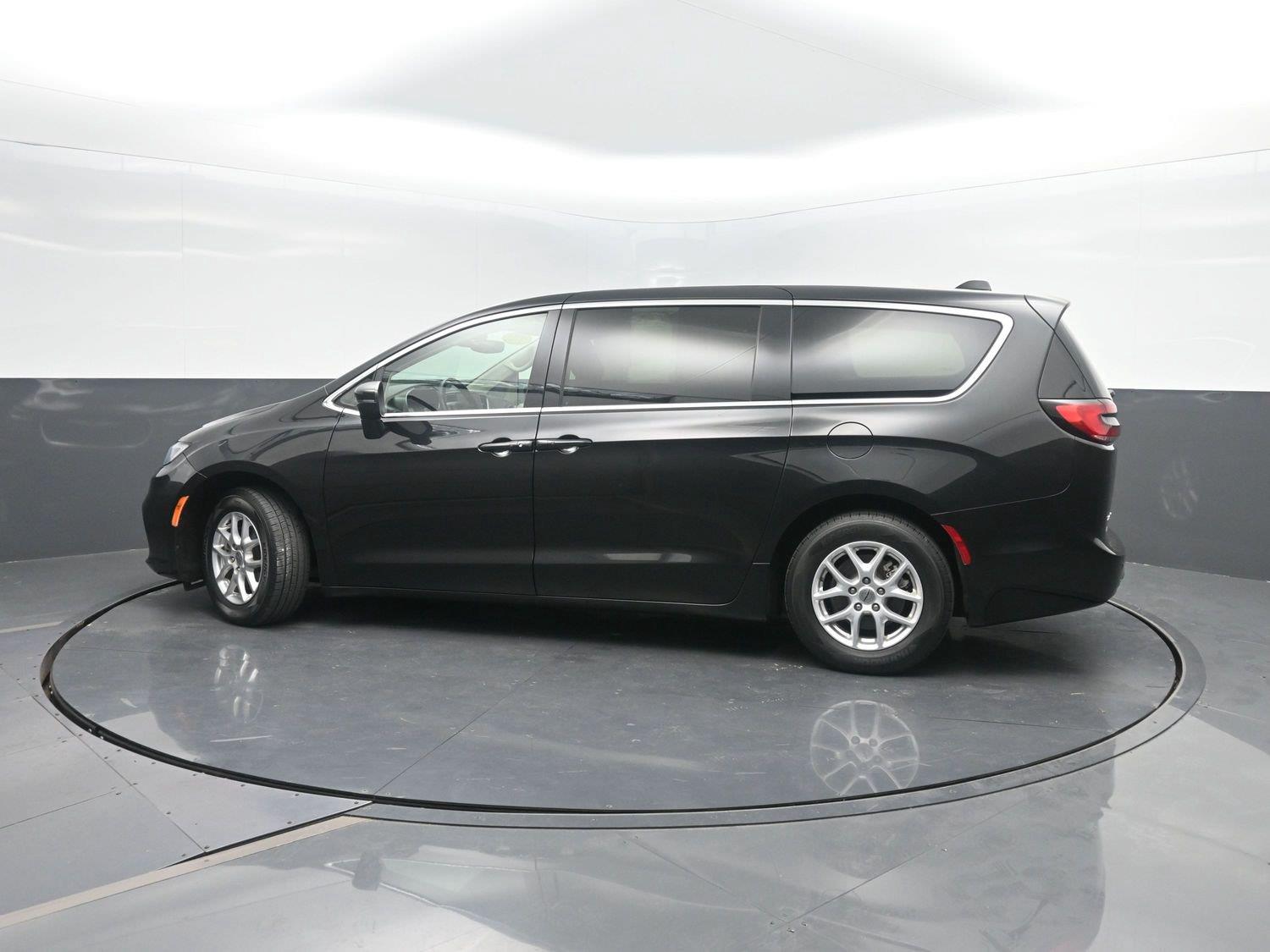 Used 2023 Brilliant Black Crystal Pearlcoat Chrysler Touring L image 37