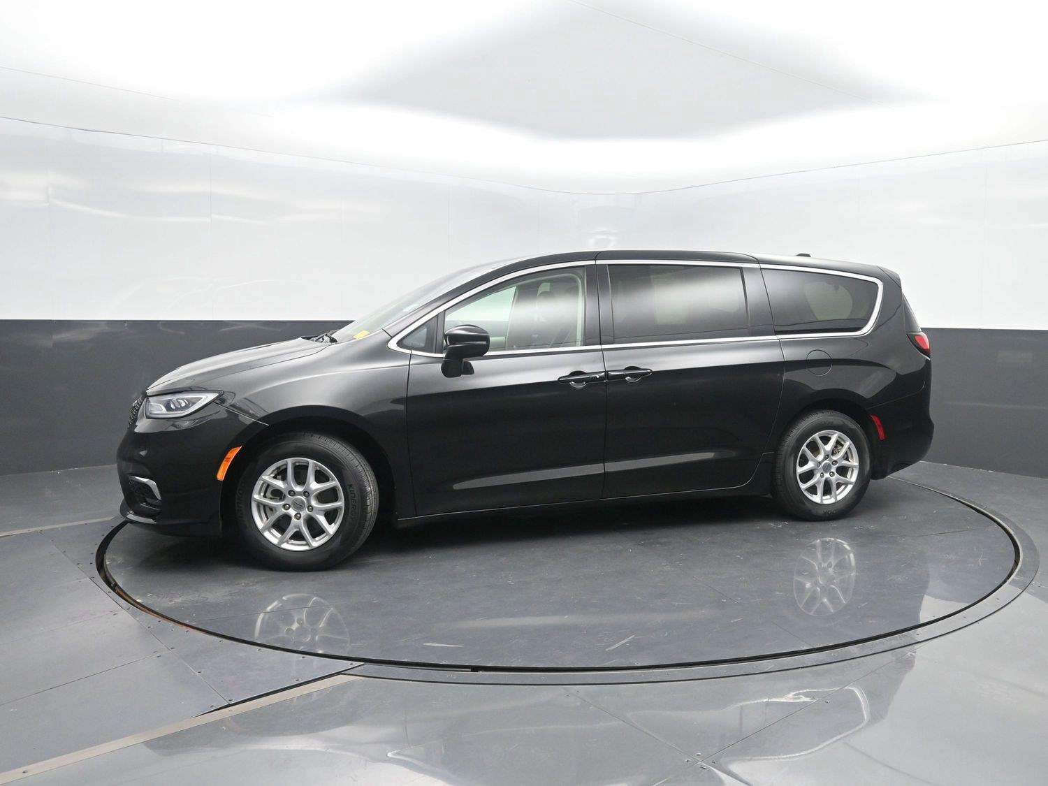 Used 2023 Brilliant Black Crystal Pearlcoat Chrysler Touring L image 38