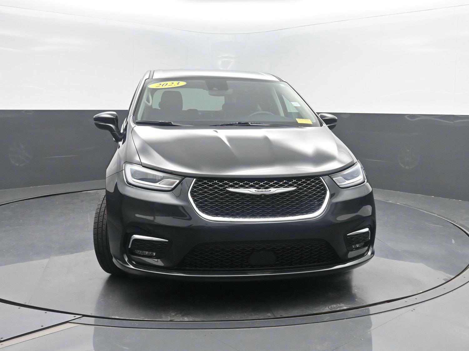 Used 2023 Brilliant Black Crystal Pearlcoat Chrysler Touring L image 39