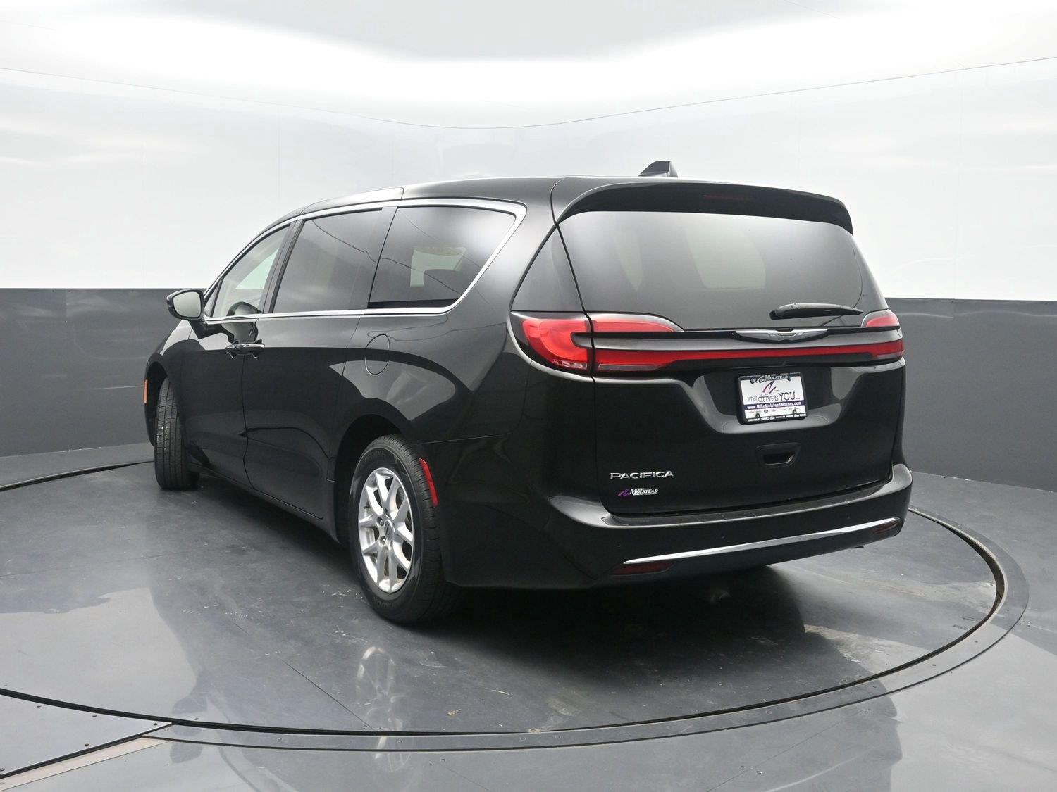 Used 2023 Brilliant Black Crystal Pearlcoat Chrysler Touring L image 40