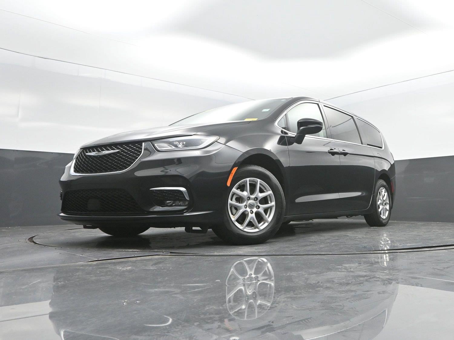 Used 2023 Brilliant Black Crystal Pearlcoat Chrysler Touring L image 41
