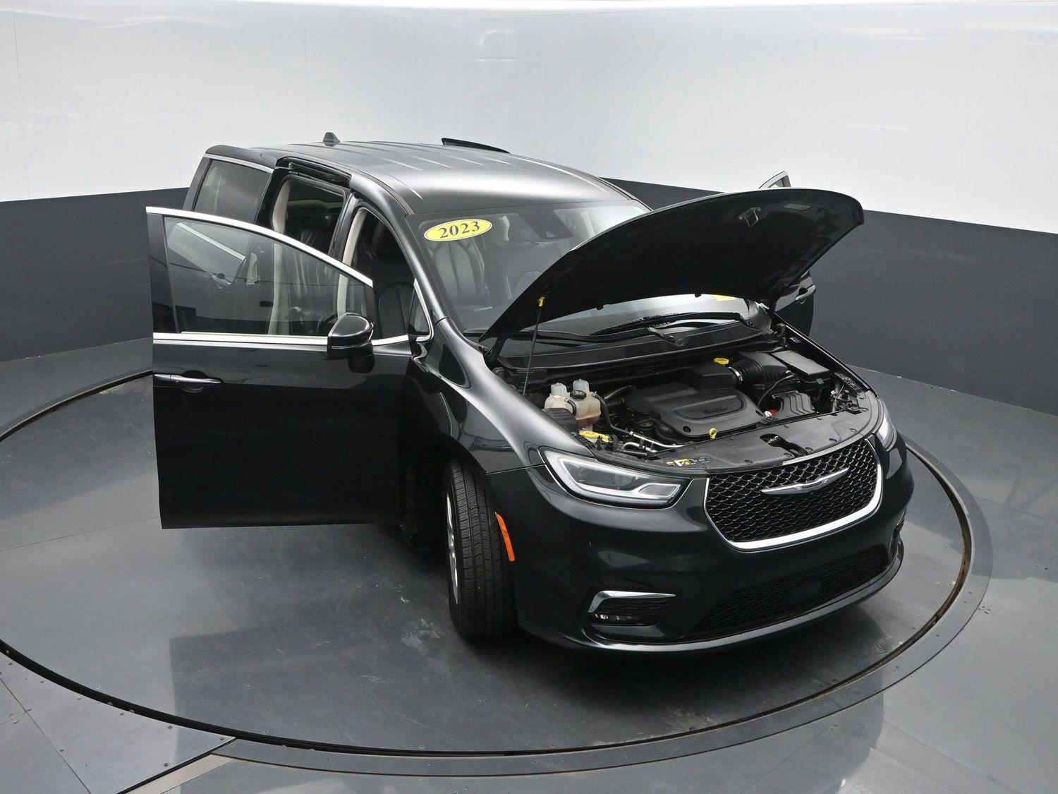 Used 2023 Brilliant Black Crystal Pearlcoat Chrysler Touring L image 42