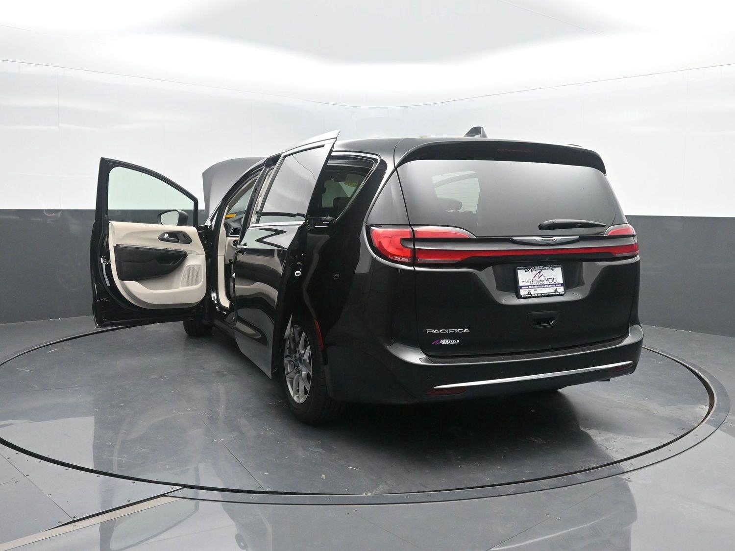 Used 2023 Brilliant Black Crystal Pearlcoat Chrysler Touring L image 43