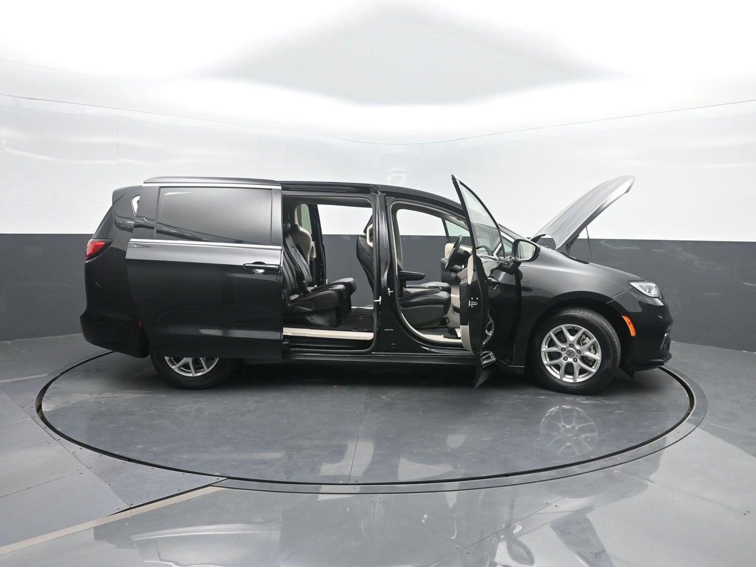 Used 2023 Brilliant Black Crystal Pearlcoat Chrysler Touring L image 44