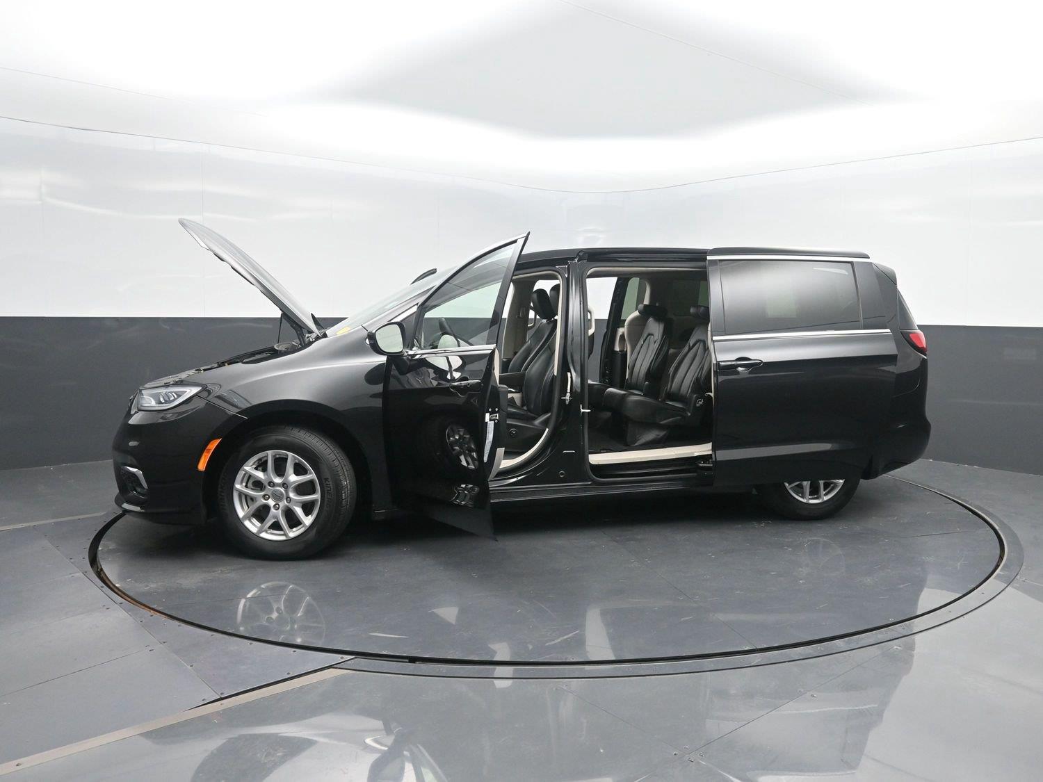Used 2023 Brilliant Black Crystal Pearlcoat Chrysler Touring L image 45