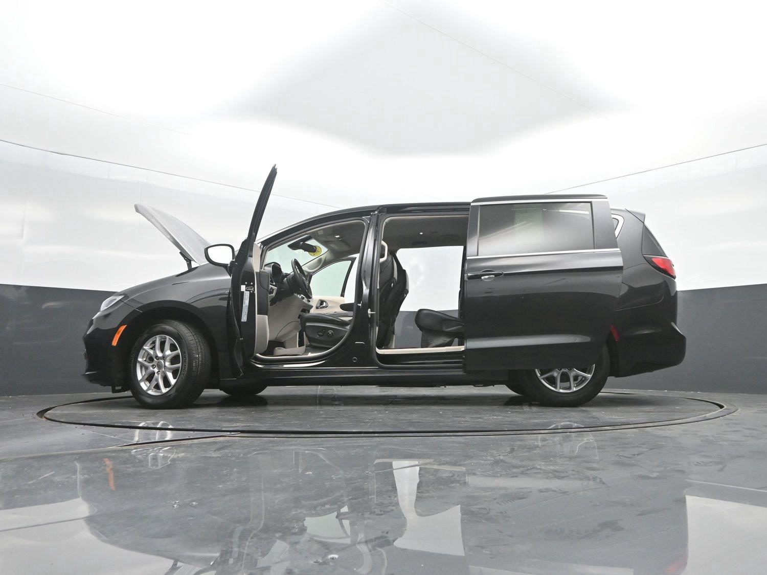 Used 2023 Brilliant Black Crystal Pearlcoat Chrysler Touring L image 47