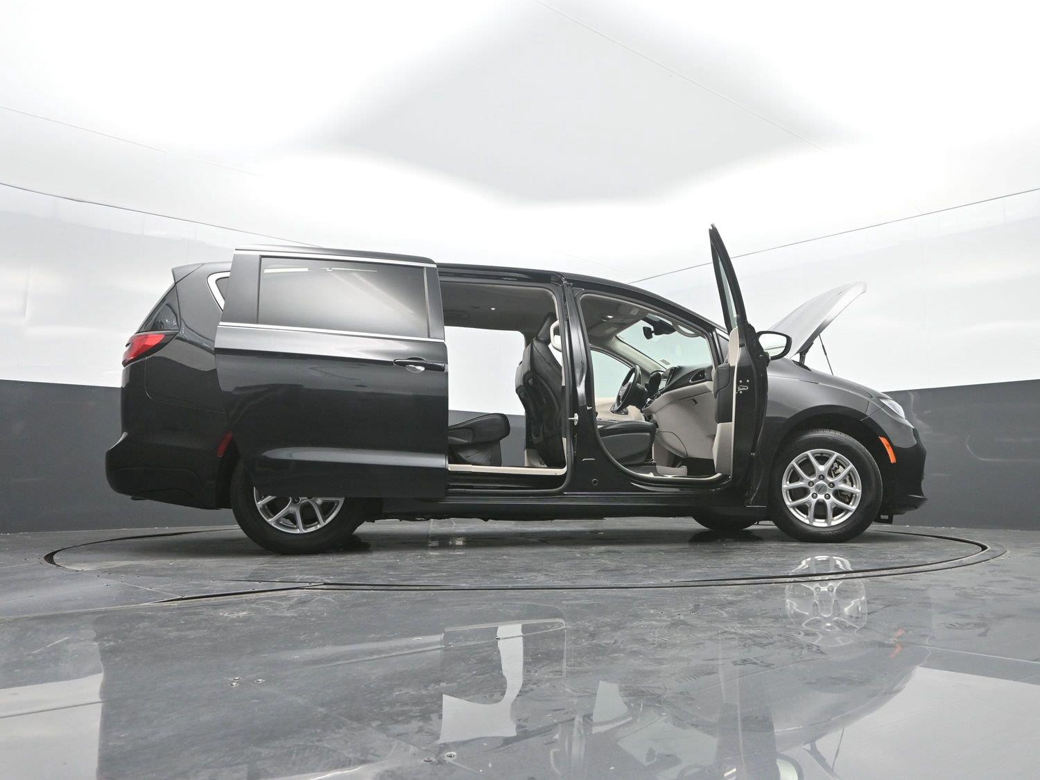 Used 2023 Brilliant Black Crystal Pearlcoat Chrysler Touring L image 48