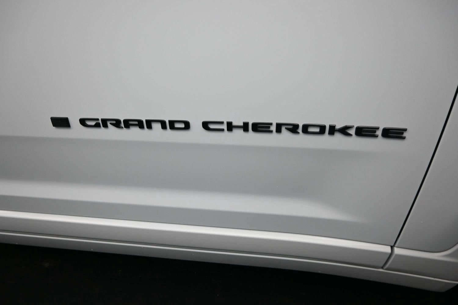 Used 2025 Bright White Clearcoat Jeep Summit Reserve image 7