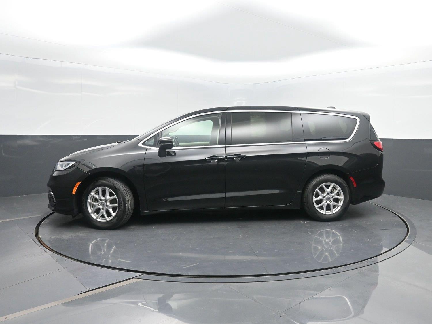 Brilliant Black Crystal Pearlcoat 2023 Chrysler Pacifica Minivan Front-Wheel Drive 9-Speed Automatic