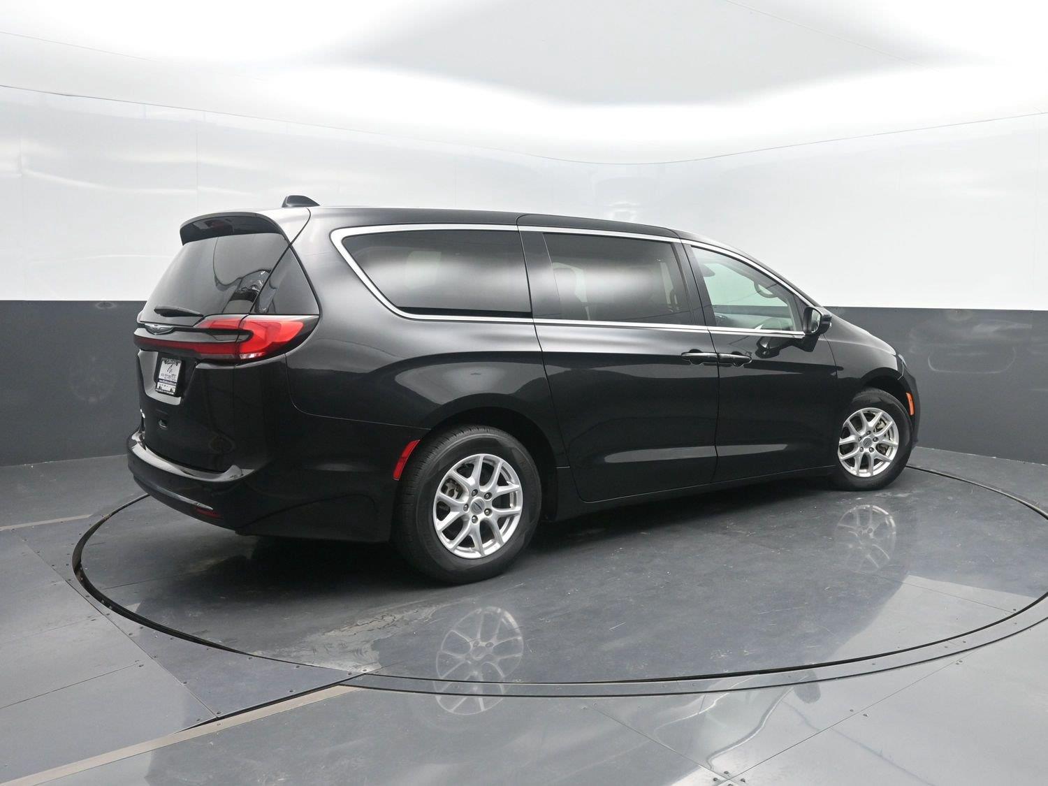 Used 2023 Brilliant Black Crystal Pearlcoat Chrysler Touring L image 2