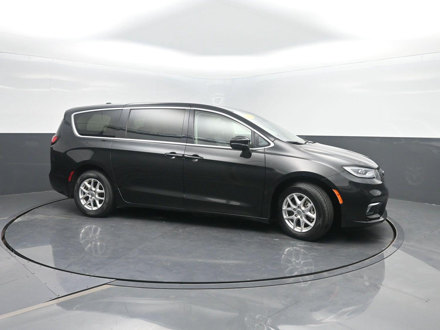 Used 2023 Brilliant Black Crystal Pearlcoat Chrysler Touring L image 3