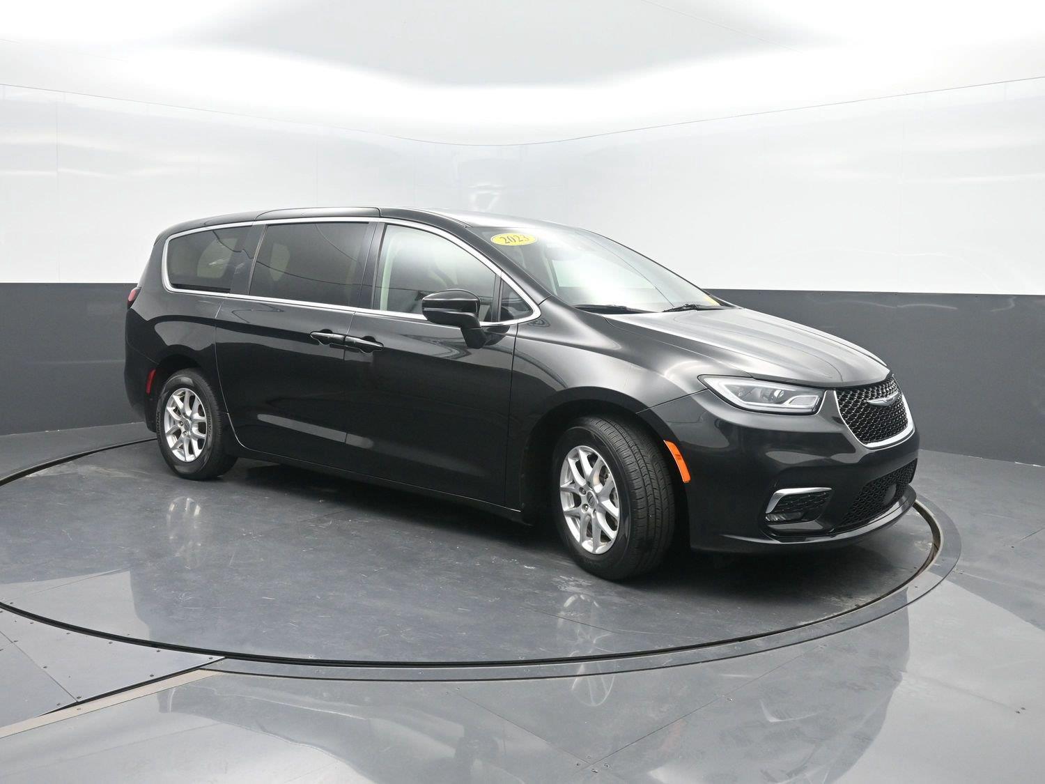 Used 2023 Brilliant Black Crystal Pearlcoat Chrysler Touring L image 4