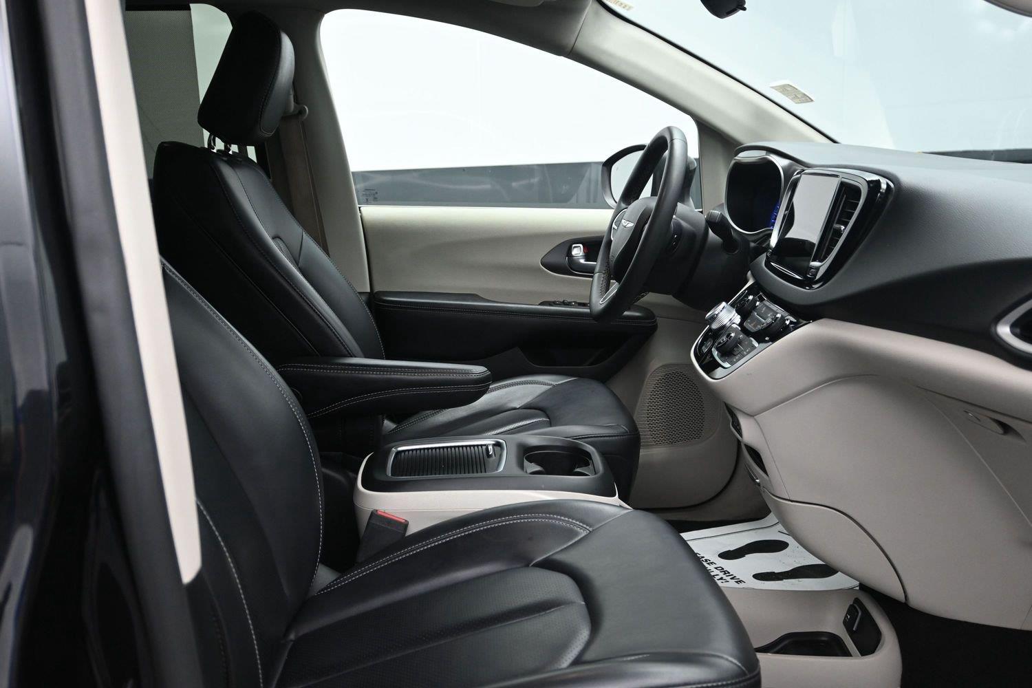 Used 2023 Brilliant Black Crystal Pearlcoat Chrysler Touring L image 8