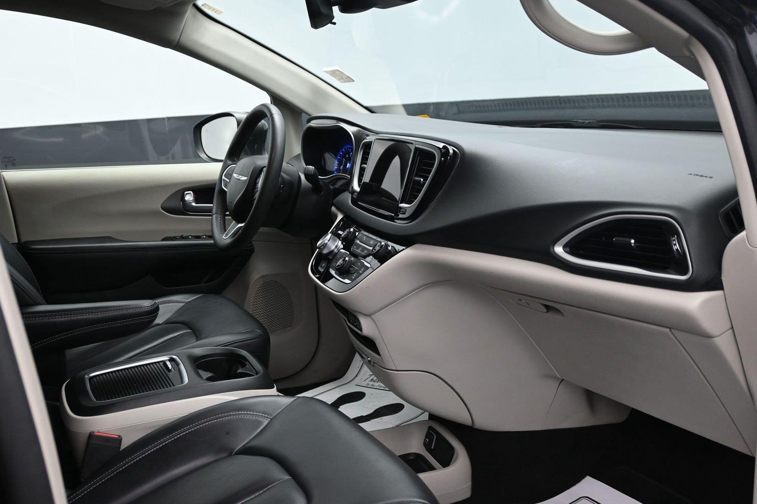 Used 2023 Brilliant Black Crystal Pearlcoat Chrysler Touring L image 9