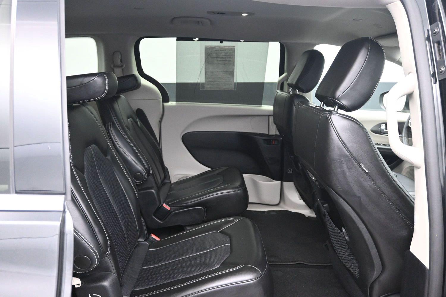 Used 2023 Brilliant Black Crystal Pearlcoat Chrysler Touring L image 10