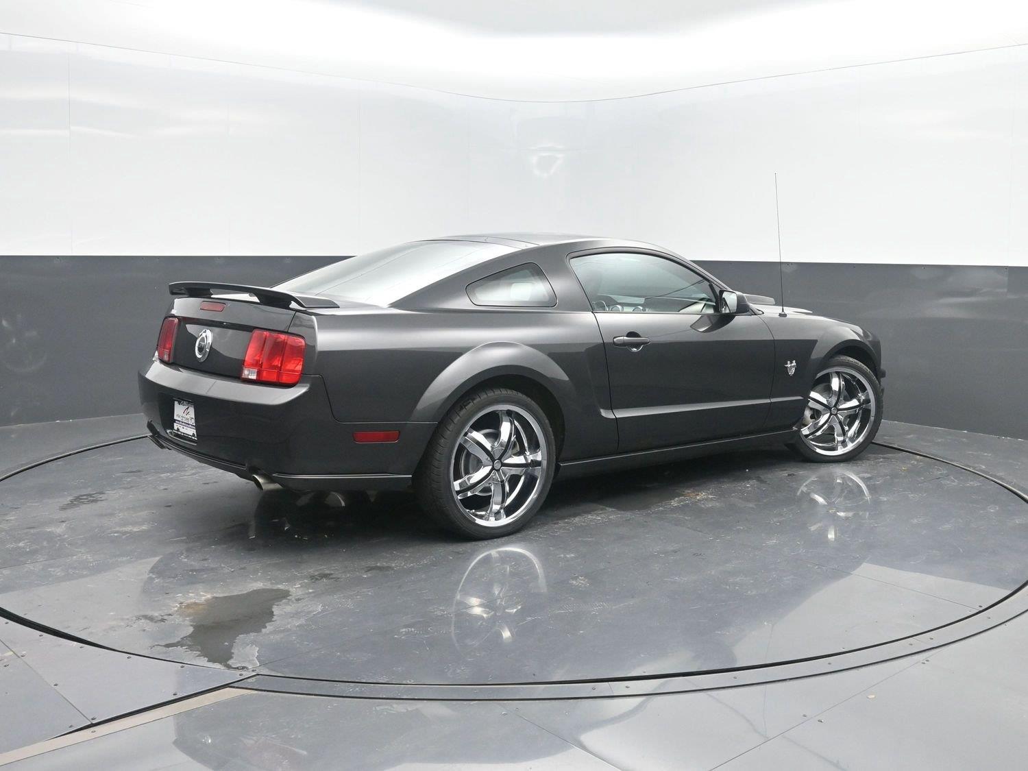 Used 2009 Brilliant Silver Clearcoat Metallic Ford GT image 2