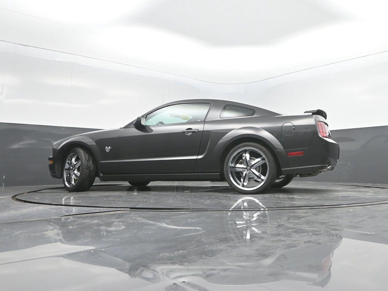 Used 2009 Brilliant Silver Clearcoat Metallic Ford GT image 22