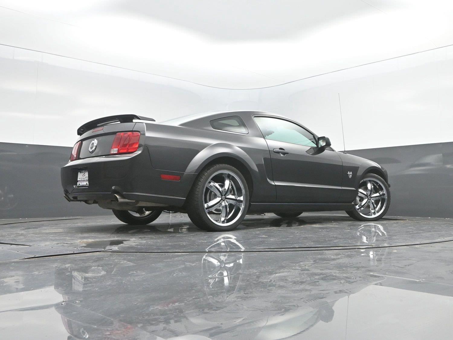 Used 2009 Brilliant Silver Clearcoat Metallic Ford GT image 23