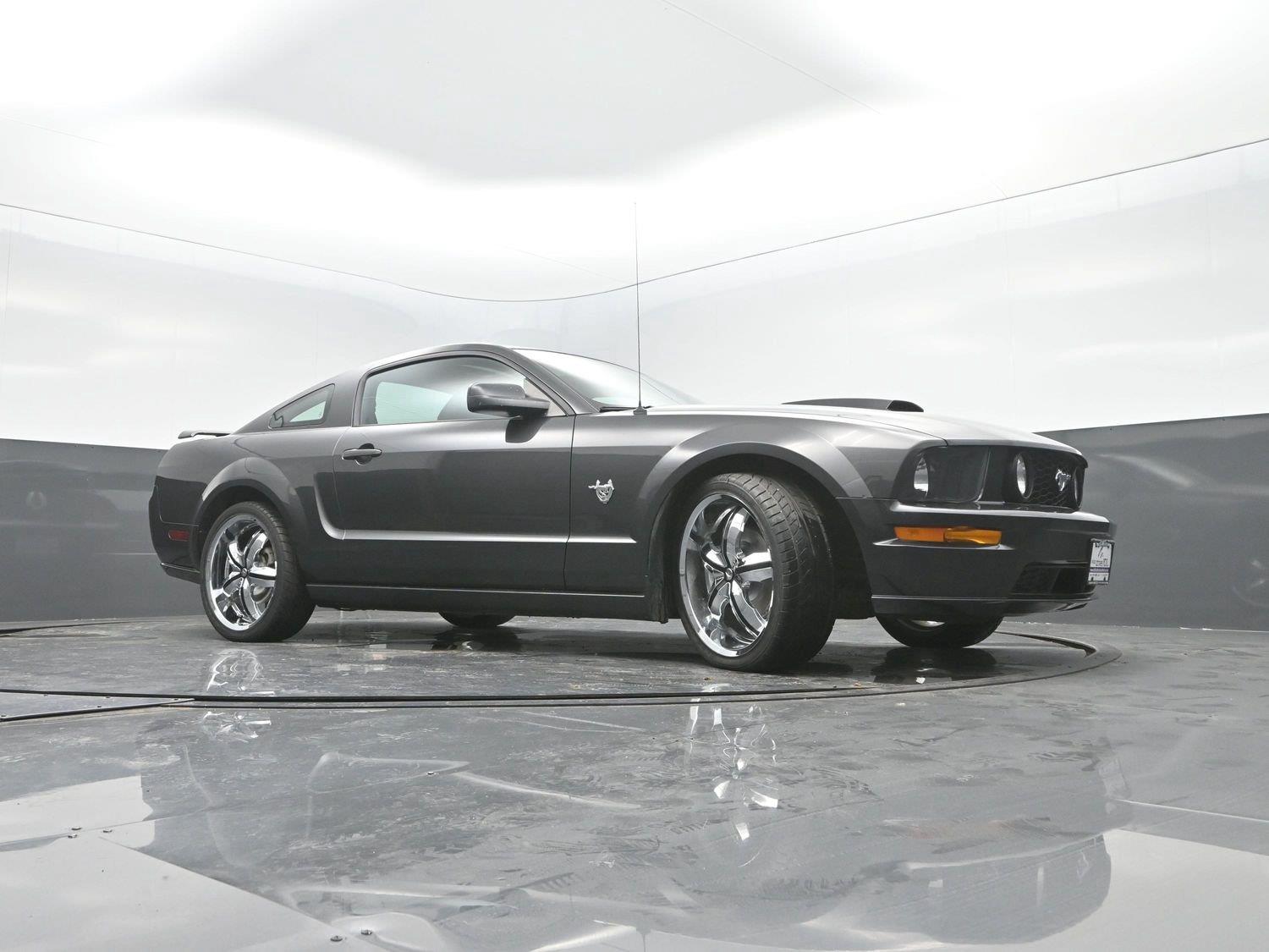 Used 2009 Brilliant Silver Clearcoat Metallic Ford GT image 24