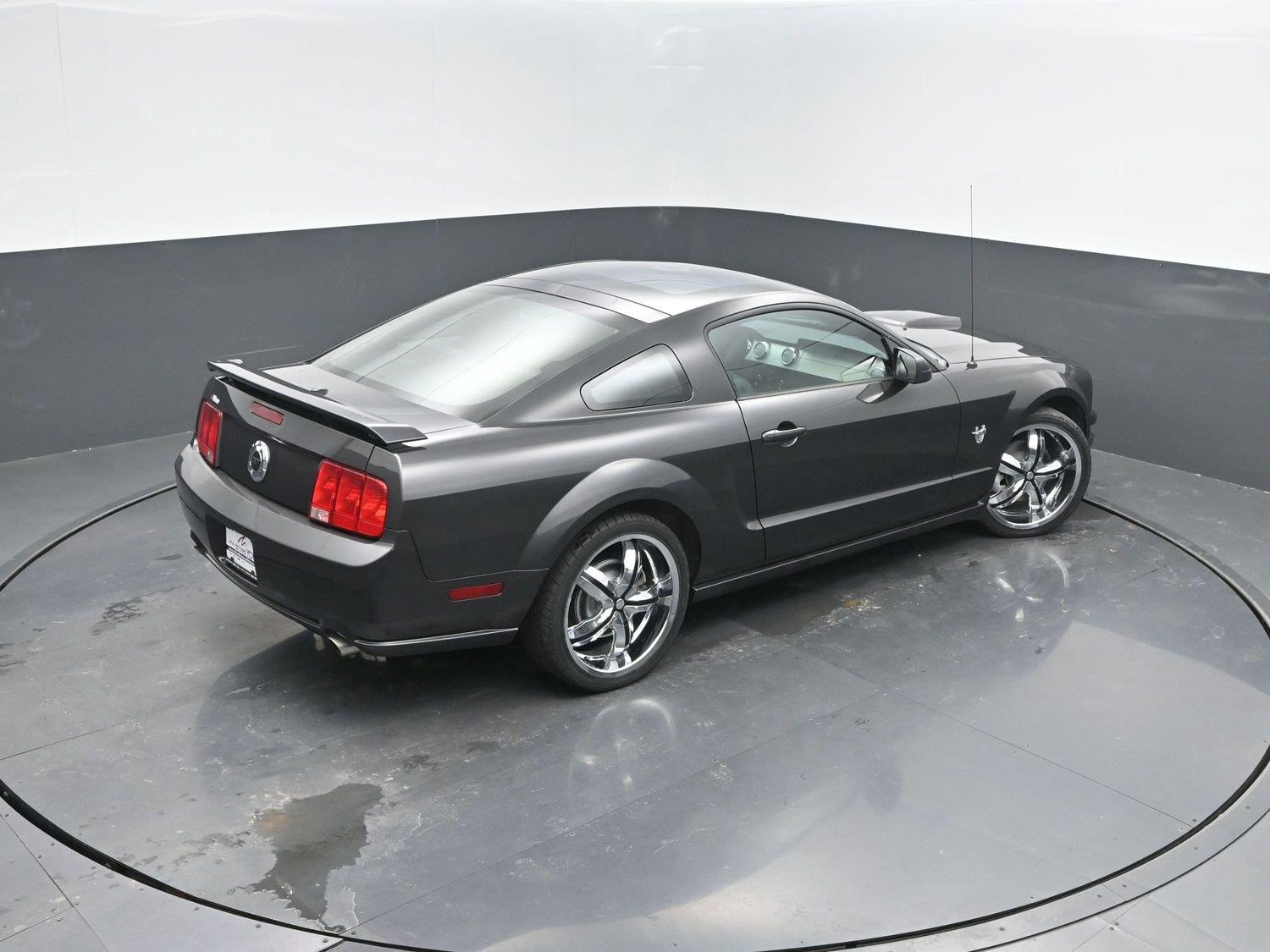 Used 2009 Brilliant Silver Clearcoat Metallic Ford GT image 27