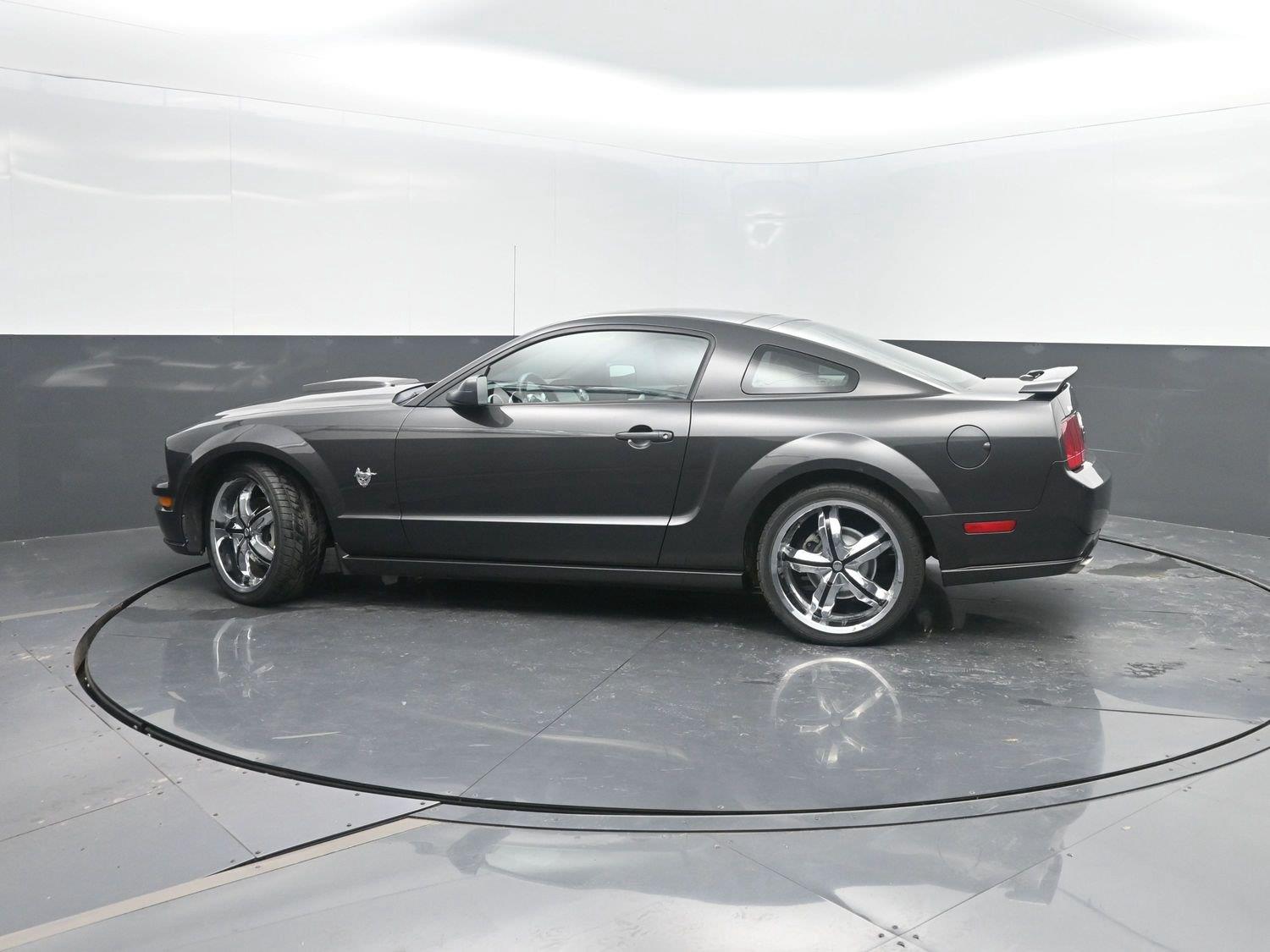 Used 2009 Brilliant Silver Clearcoat Metallic Ford GT image 29