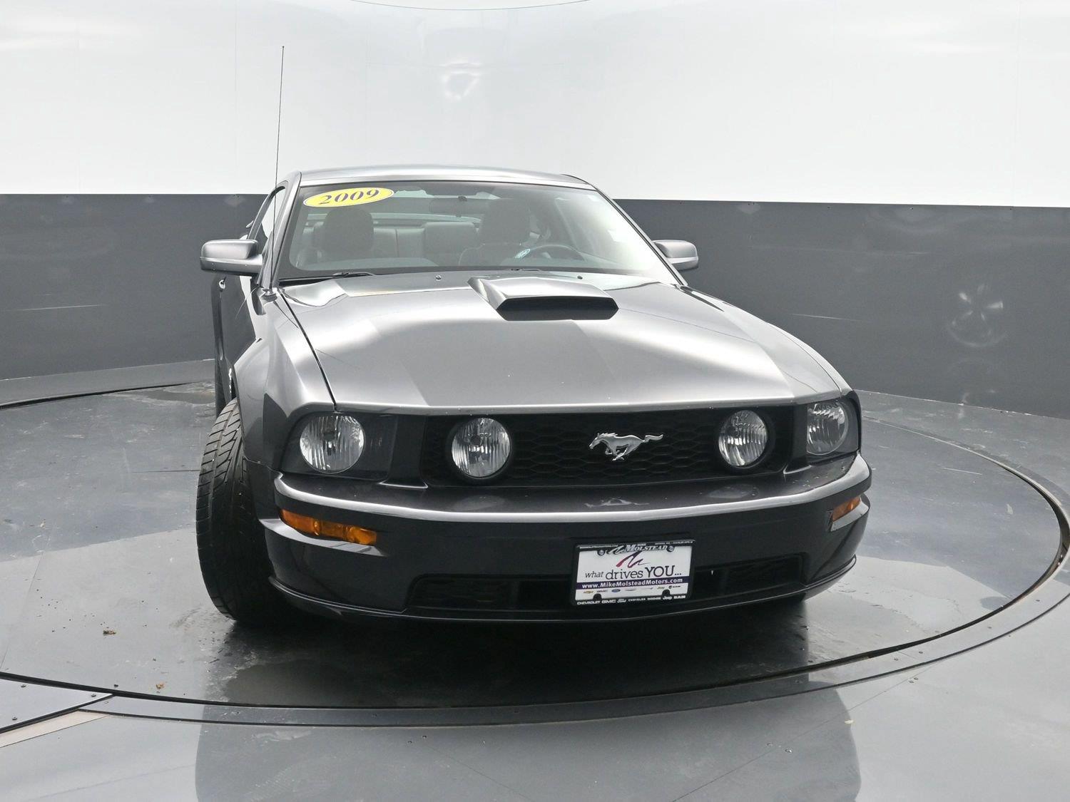 Used 2009 Brilliant Silver Clearcoat Metallic Ford GT image 31