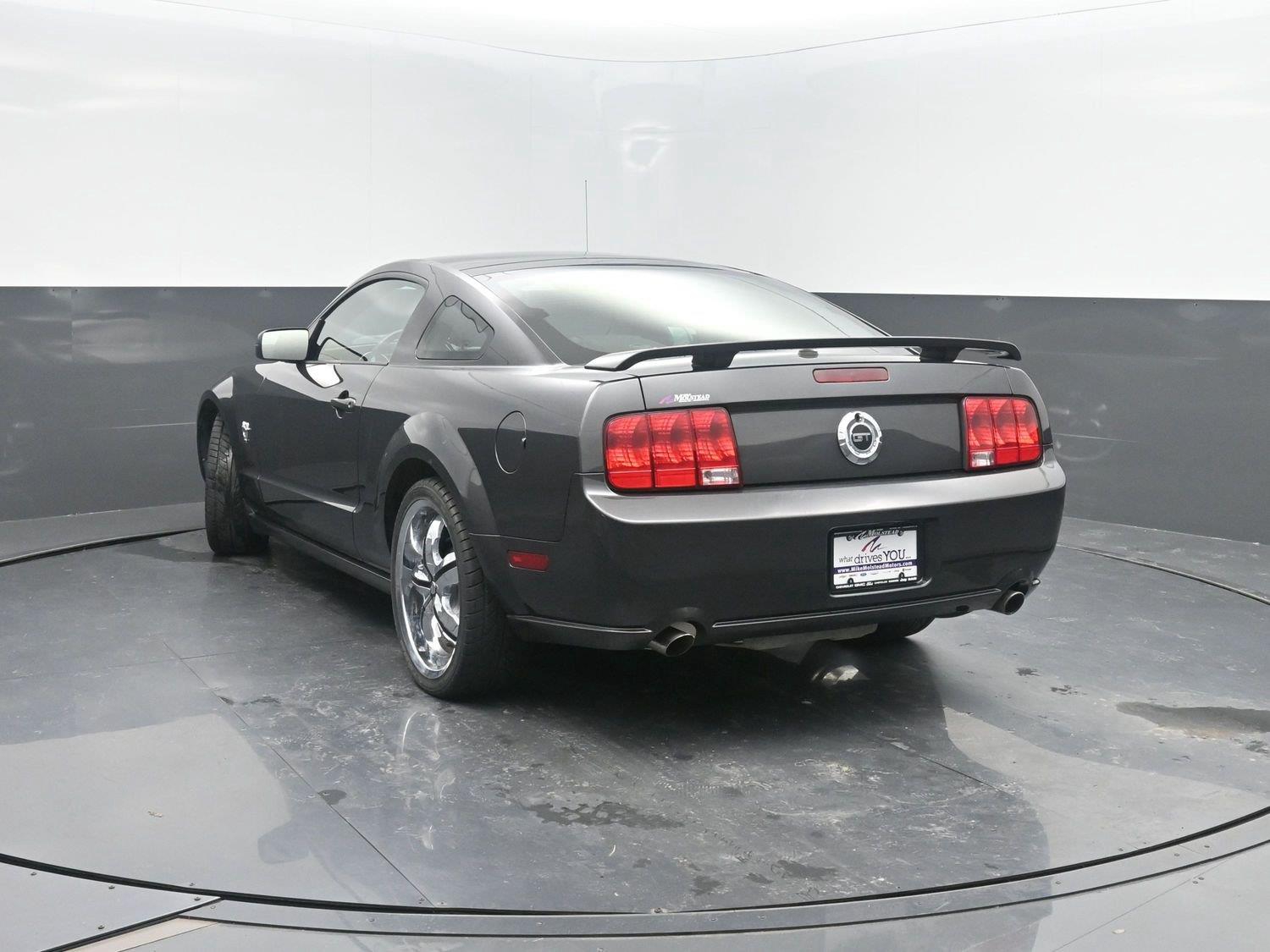 Used 2009 Brilliant Silver Clearcoat Metallic Ford GT image 32